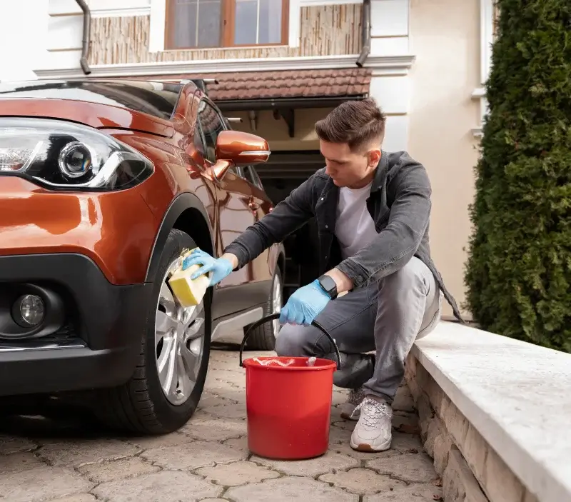 Lavage auto à domicile Carnas : professionnel intervenant sur un véhicule